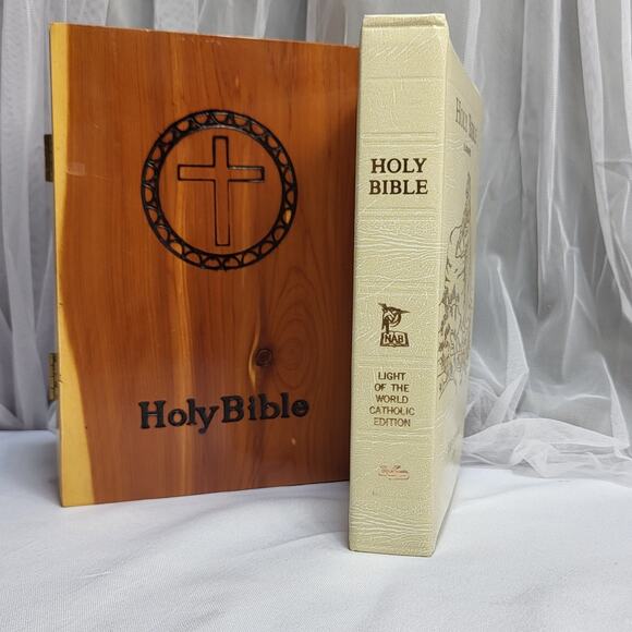 Holy Bible Illustrated Light of the World Edition Vintage Wood Cedar Box - Picture 15 of 15